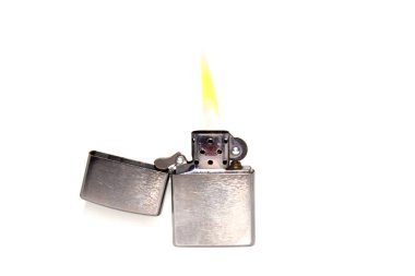 Metal benzin çakmağı, beyaz arka planda ateş.