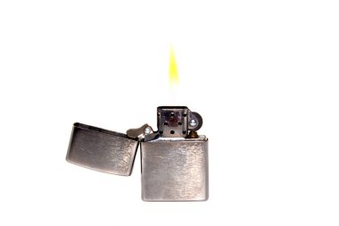 Metal benzin çakmağı, beyaz arka planda ateş.