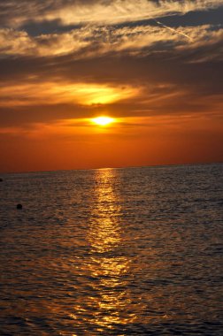 Kızıl Deniz 'de turuncu gün batımı, Mısır