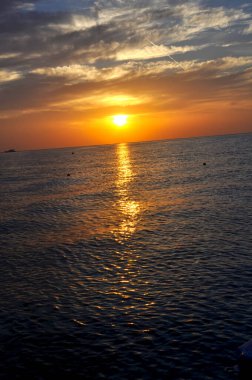 Kızıl Deniz 'de turuncu gün batımı, Mısır