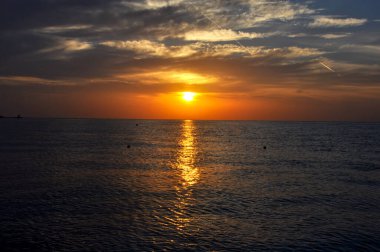 Kızıl Deniz 'de turuncu gün batımı, Mısır