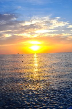 Kızıl Deniz 'de turuncu gün batımı, Mısır