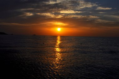 Kızıl Deniz 'de turuncu gün batımı, Mısır