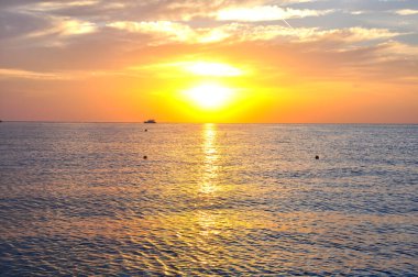 Kızıl Deniz 'de turuncu gün batımı, Mısır