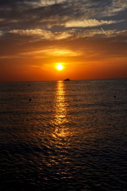 Kızıl Deniz 'de turuncu gün batımı, Mısır