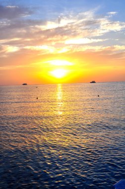 Kızıl Deniz 'de turuncu gün batımı, Mısır