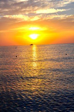 Kızıl Deniz 'de turuncu gün batımı, Mısır