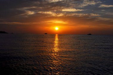 Kızıl Deniz 'de turuncu gün batımı, Mısır