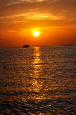 Kızıl Deniz 'de turuncu gün batımı, Mısır