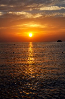 Kızıl Deniz 'de turuncu gün batımı, Mısır
