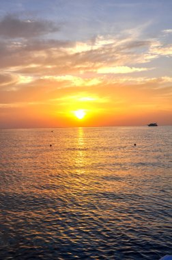 Kızıl Deniz 'de turuncu gün batımı, Mısır