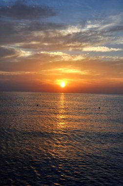 Kızıl Deniz 'de turuncu gün batımı, Mısır