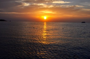 Kızıl Deniz 'de turuncu gün batımı, Mısır