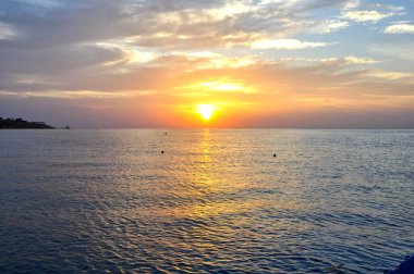 Kızıl Deniz 'de turuncu gün batımı, Mısır