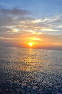 Kızıl Deniz 'de turuncu gün batımı, Mısır