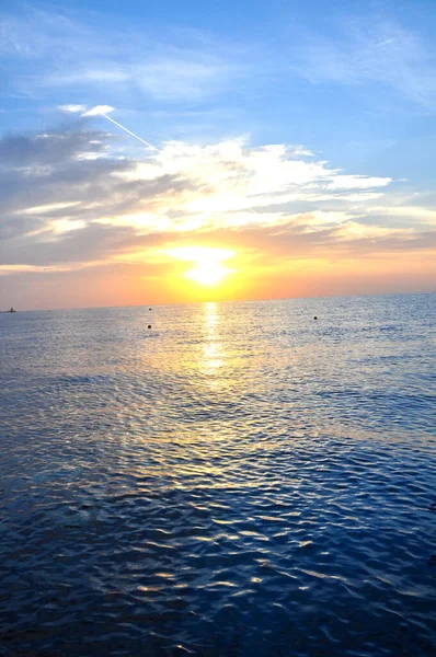 Kızıl Deniz 'de turuncu gün batımı, Mısır