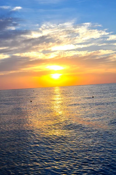 Kızıl Deniz 'de turuncu gün batımı, Mısır