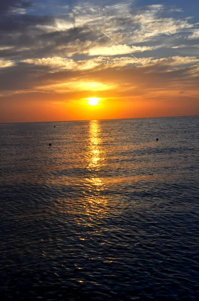 Kızıl Deniz 'de turuncu gün batımı, Mısır