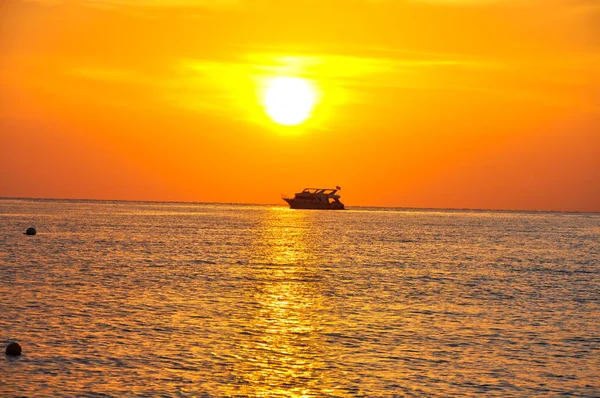 Kızıl Deniz 'de turuncu gün batımı, Mısır