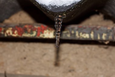 Bir ahırın çatısındaki buz saçağı, Kharkiv, Ukrayna