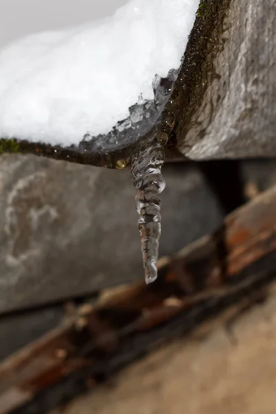 乌克兰哈尔科夫一个谷仓屋顶上的冰柱 — 图库照片