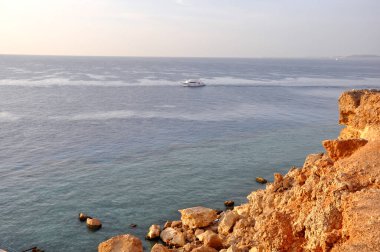 Kızıl Deniz manzaralı kum kayası, Sharm El Sheikh, Mısır