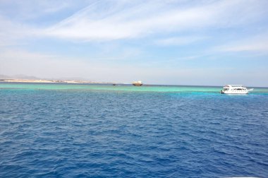 Tiran adası yakınlarındaki batık gemi Lara, Sharm El Sheikh tatil beldesinin bir simgesidir. Mısır, Kızıl Deniz.