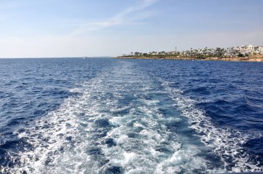 Senai Yarımadası yakınlarındaki Kızıl Deniz 'de tekne gezisi. Şeyh Sharm. Mısır