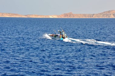 Senai Yarımadası yakınlarındaki Kızıl Deniz 'de tekne gezisi. Şeyh Sharm. Mısır