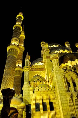 Gece Sharm El Sheikh 'deki El Sahaba Camii. Mısır