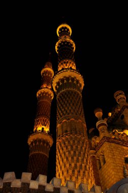 Gece Sharm El Sheikh 'deki El Sahaba Camii. Mısır