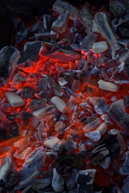 Yangında kırmızı kömür. Harkov. Ukrayna