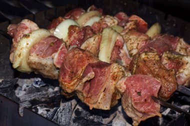 Domuz şişleri Noel arifesinde ızgarada pişirilir. Harkov. Ukrayna