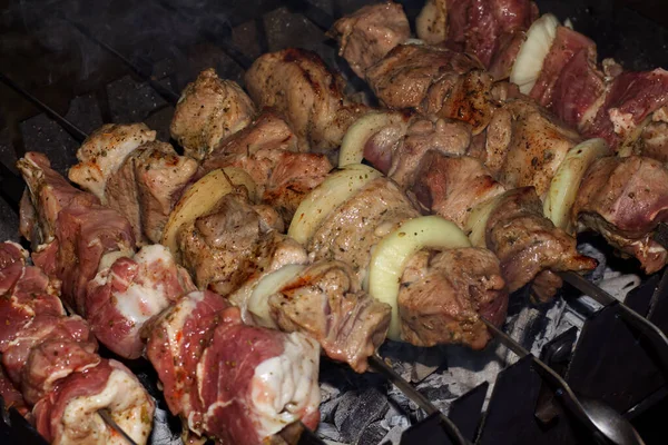 Domuz şişleri Noel arifesinde ızgarada pişirilir. Harkov. Ukrayna