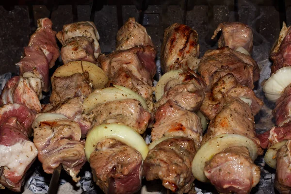 Domuz şişleri Noel arifesinde ızgarada pişirilir. Harkov. Ukrayna