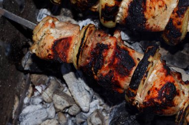 Domuz şişleri Noel arifesinde ızgarada pişirilir. Harkov. Ukrayna