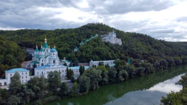 Kutsal Dormition Svyatogorsk Lavra kuş bakışı. Artyom Anıtı. Drone fotoğrafı.