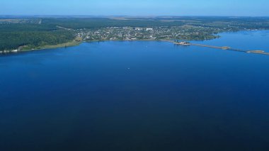Stary Saltov yakınlarındaki Seversky Donets barajında. Baraj manzarası. Drone fotoğrafı