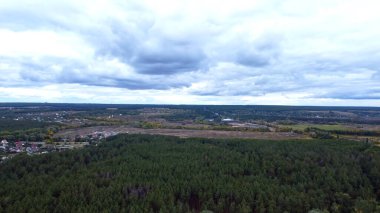 Kuzey Saltovka 'dan Kharkov çevre yolunun manzarası. Drone fotoğrafı. Harkiv 'den Tsirkuny' nin gökyüzü görüntüsü