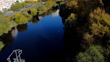 Kuzey Saltovka 'da bir pınarın yanında bir gölet. Kharkiv 'in İHA fotoğrafı