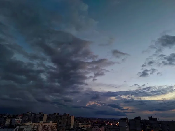从一幢16层楼房的高处眺望今天晚上的北部萨尔托夫卡 — 图库照片