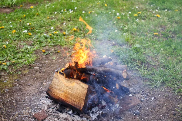 Branden Brinner Och Röker Gräset Gården Nära Huset — Stockfoto