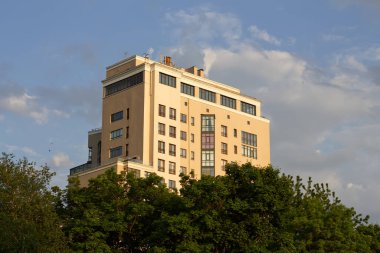 Strelka Meydanı yakınlarındaki Harkiv 'in merkezinde uzun bir ev.