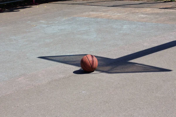 庭のスポーツグラウンドでバスケットボールのバックボードの影 — ストック写真