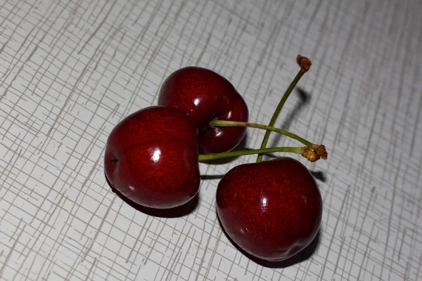 白桌上的成熟樱桃 — 图库照片
