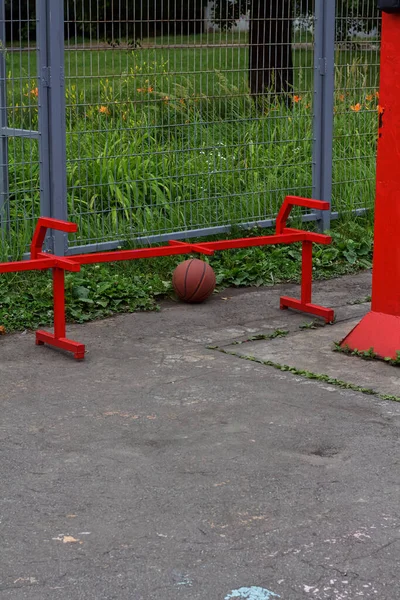 Een Basketbal Ligt Het Gras Onder Een Bankje — Stockfoto