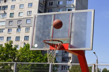 Basketbol topu, sokak sporları sahasında ringe uçar.