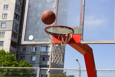 Basketbol topu, sokak sporları sahasında ringe uçar.