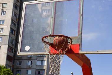 Basketbol topu, sokak sporları sahasında ringe uçar.