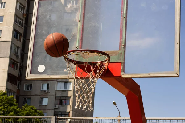 Basketbal Tijdens Vlucht Ring Het Straatsportterrein Van Kharkov — Stockfoto